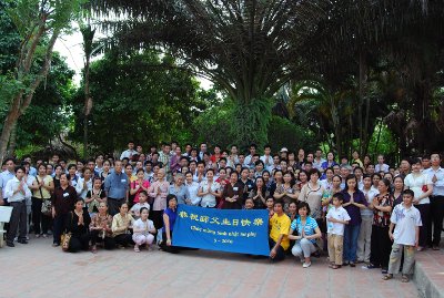Các đệ tử với biểu ngữ mừng sinh nhật Sư phụ